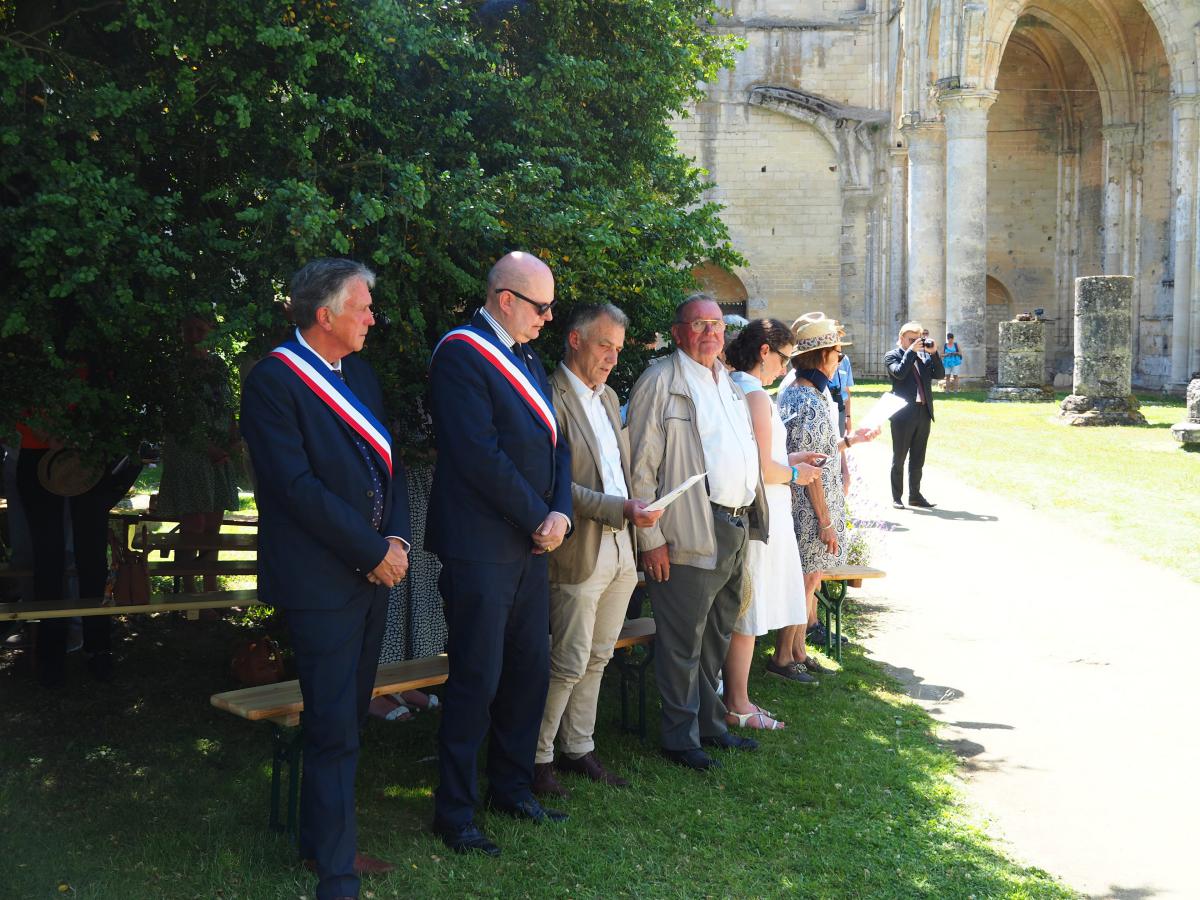 Le Maire de Longpont , les représentants de Neuilly, notre trésorier, Mme De Montesquiou